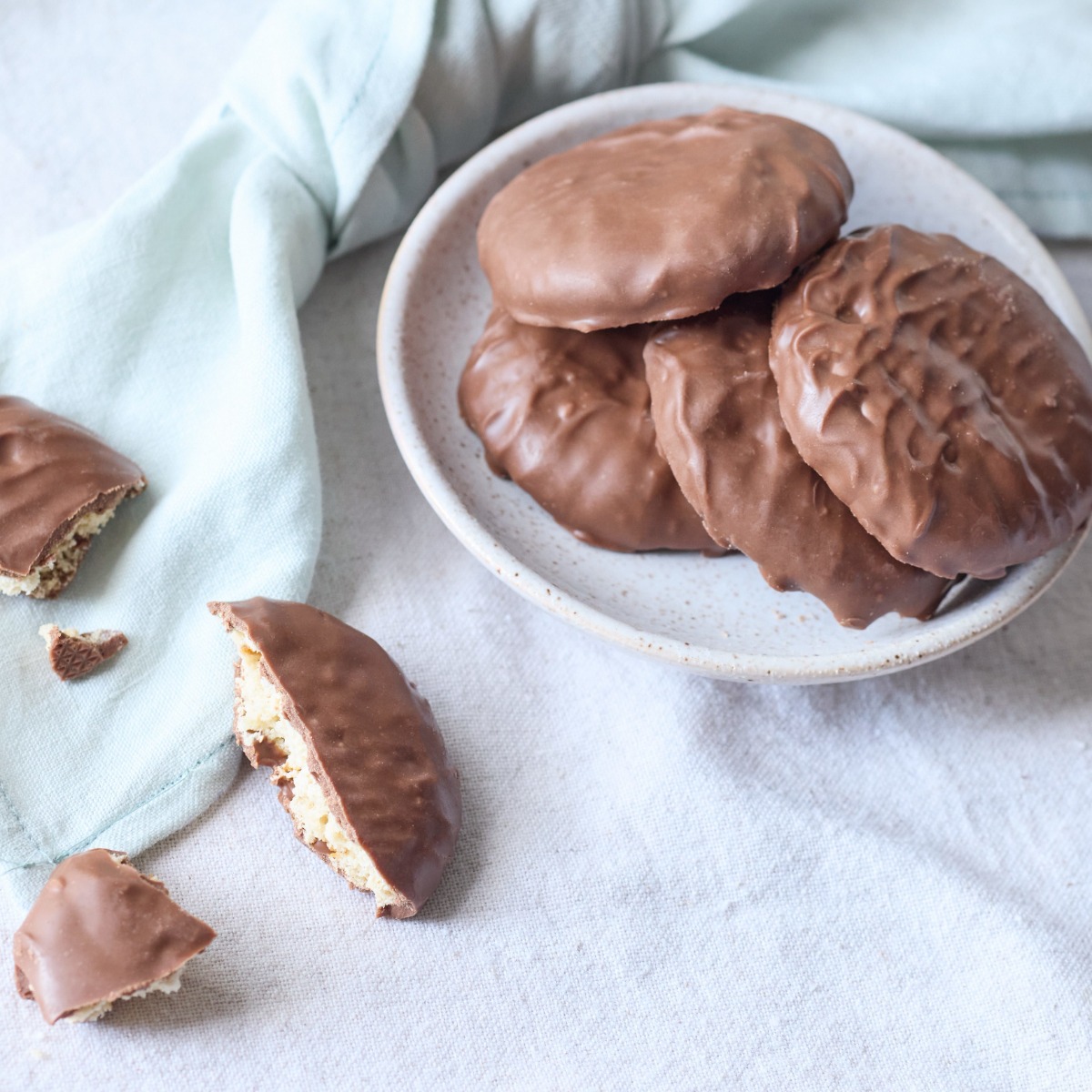 ultra thick milk chocolate salted caramel biscuits in tin 190g